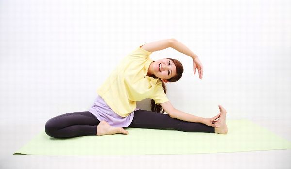 柔軟体操をする女性の画像